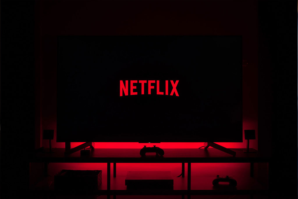 Fernseher rot unterleuchtet, auf dem Bildschirm das Netflix-Logo